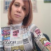 Profesora de español imparte clase para todas edades